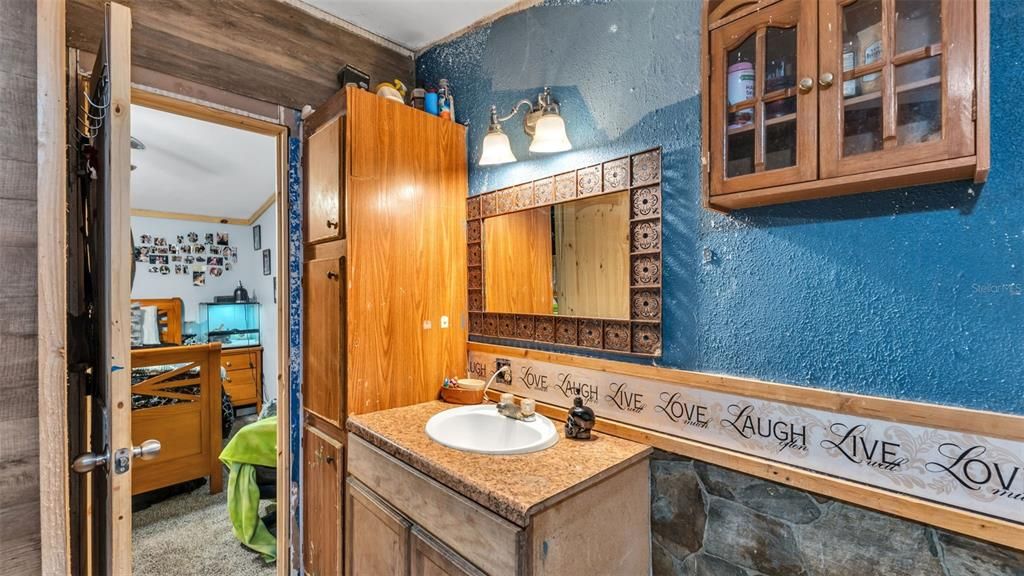 待售: $380,000 (5 贝兹, 3 浴室, 2400 平方英尺)