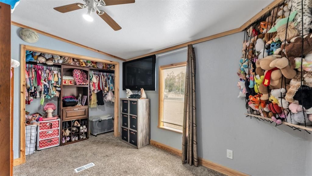 待售: $380,000 (5 贝兹, 3 浴室, 2400 平方英尺)