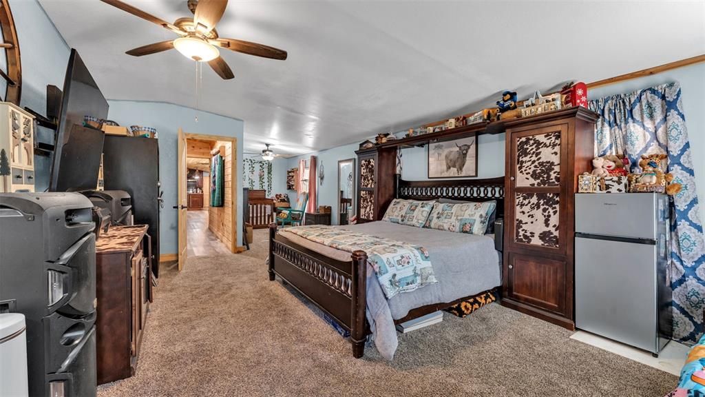 待售: $380,000 (5 贝兹, 3 浴室, 2400 平方英尺)