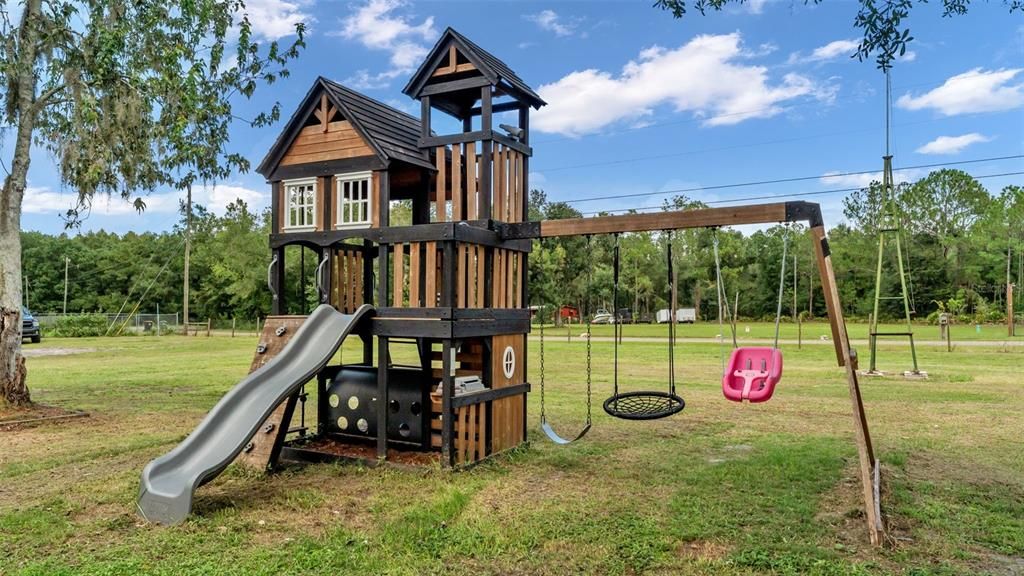 待售: $380,000 (5 贝兹, 3 浴室, 2400 平方英尺)