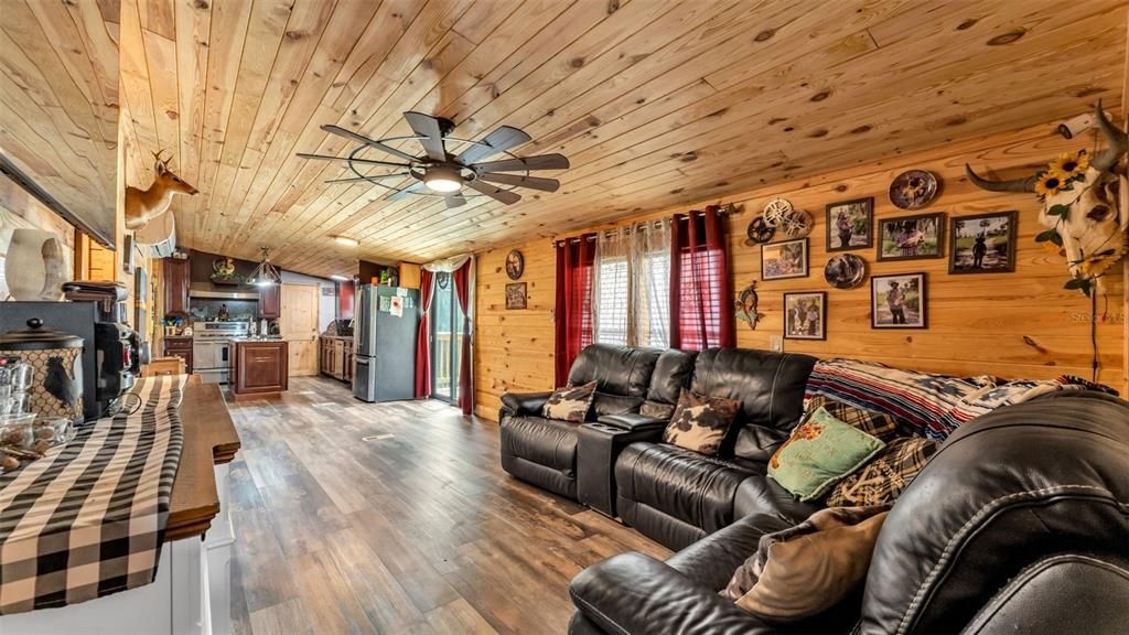 待售: $380,000 (5 贝兹, 3 浴室, 2400 平方英尺)