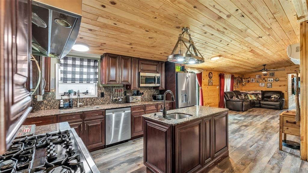 待售: $380,000 (5 贝兹, 3 浴室, 2400 平方英尺)