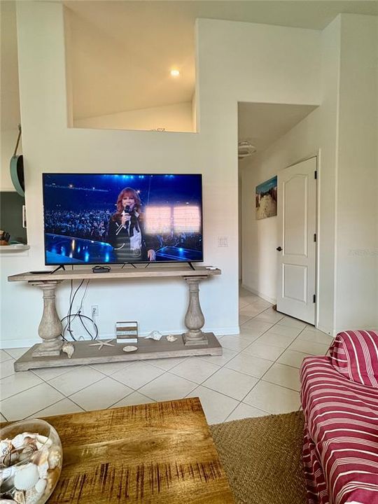 For Rent: $2,200 (3 beds, 2 baths, 1383 Square Feet)