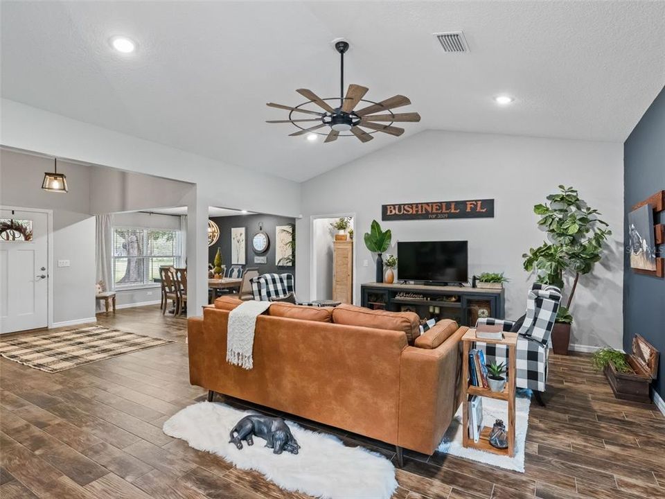 En Venta: $879,900 (3 camas, 2 baños, 2245 Pies cuadrados)