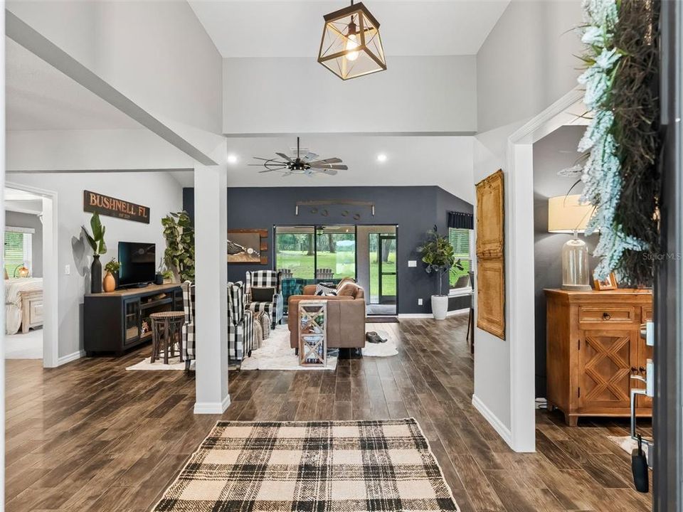 En Venta: $879,900 (3 camas, 2 baños, 2245 Pies cuadrados)