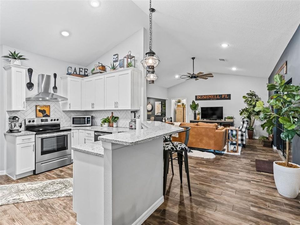 En Venta: $879,900 (3 camas, 2 baños, 2245 Pies cuadrados)