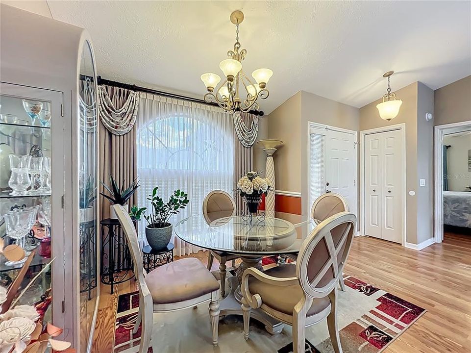 Activo con contrato: $374,000 (3 camas, 2 baños, 1651 Pies cuadrados)