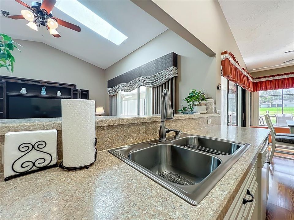 Activo con contrato: $374,000 (3 camas, 2 baños, 1651 Pies cuadrados)