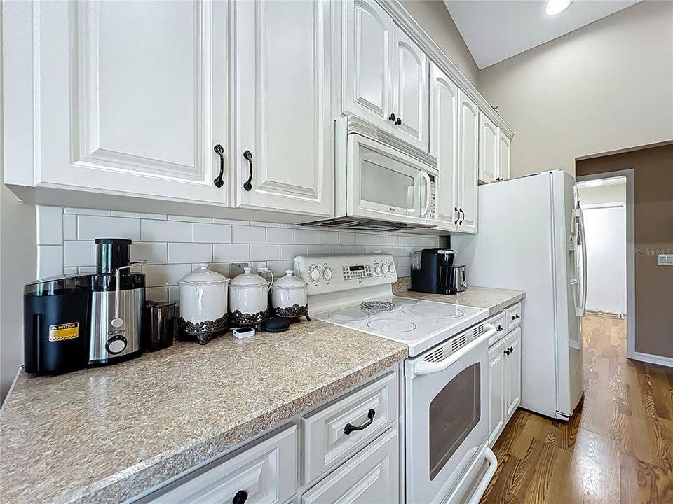 Activo con contrato: $374,000 (3 camas, 2 baños, 1651 Pies cuadrados)