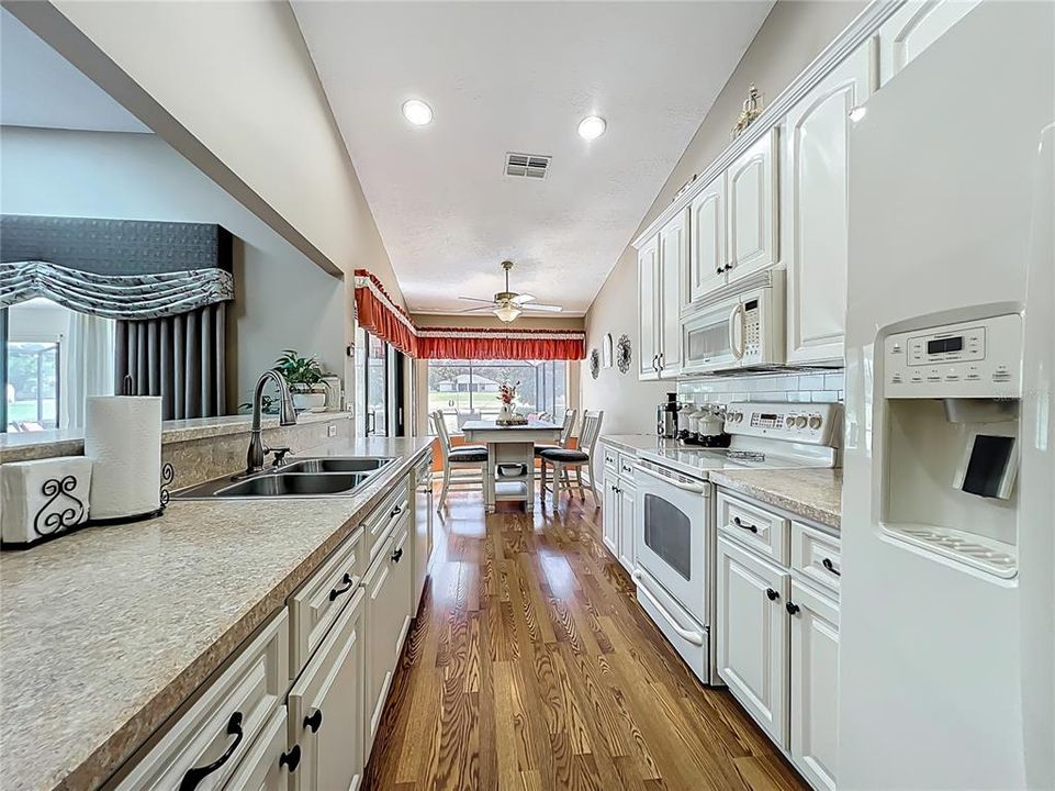 Activo con contrato: $374,000 (3 camas, 2 baños, 1651 Pies cuadrados)