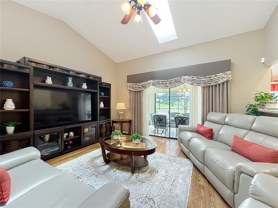 Activo con contrato: $374,000 (3 camas, 2 baños, 1651 Pies cuadrados)