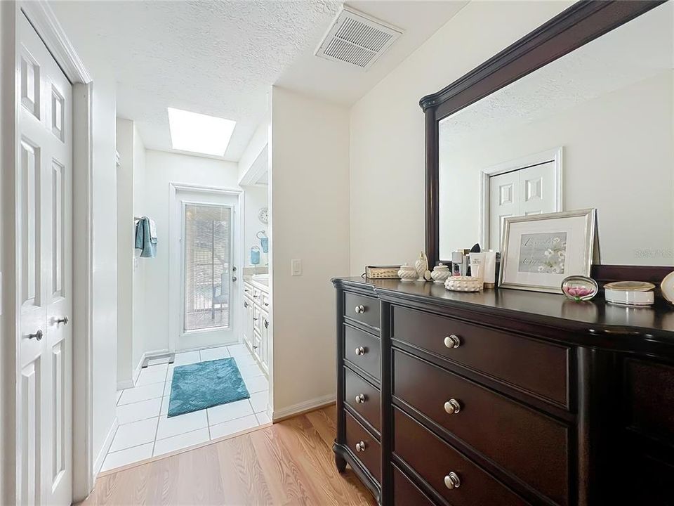 Activo con contrato: $374,000 (3 camas, 2 baños, 1651 Pies cuadrados)