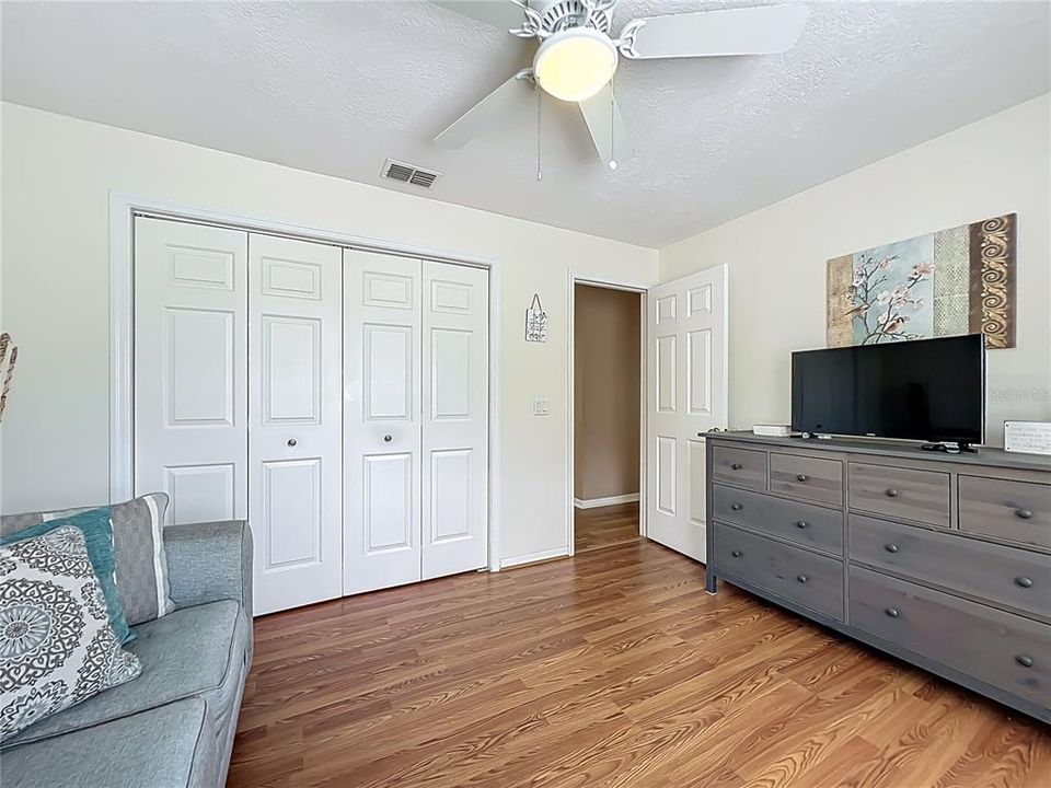 Activo con contrato: $374,000 (3 camas, 2 baños, 1651 Pies cuadrados)