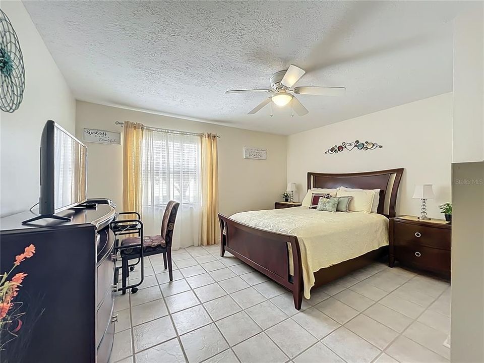 Activo con contrato: $374,000 (3 camas, 2 baños, 1651 Pies cuadrados)