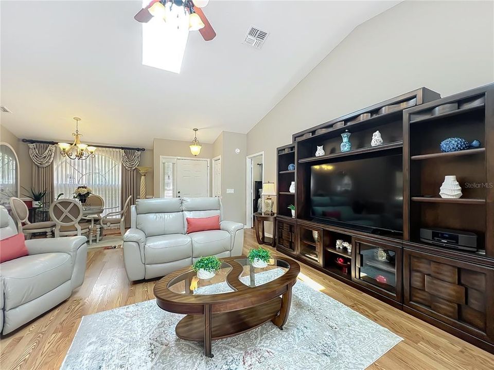 Activo con contrato: $374,000 (3 camas, 2 baños, 1651 Pies cuadrados)