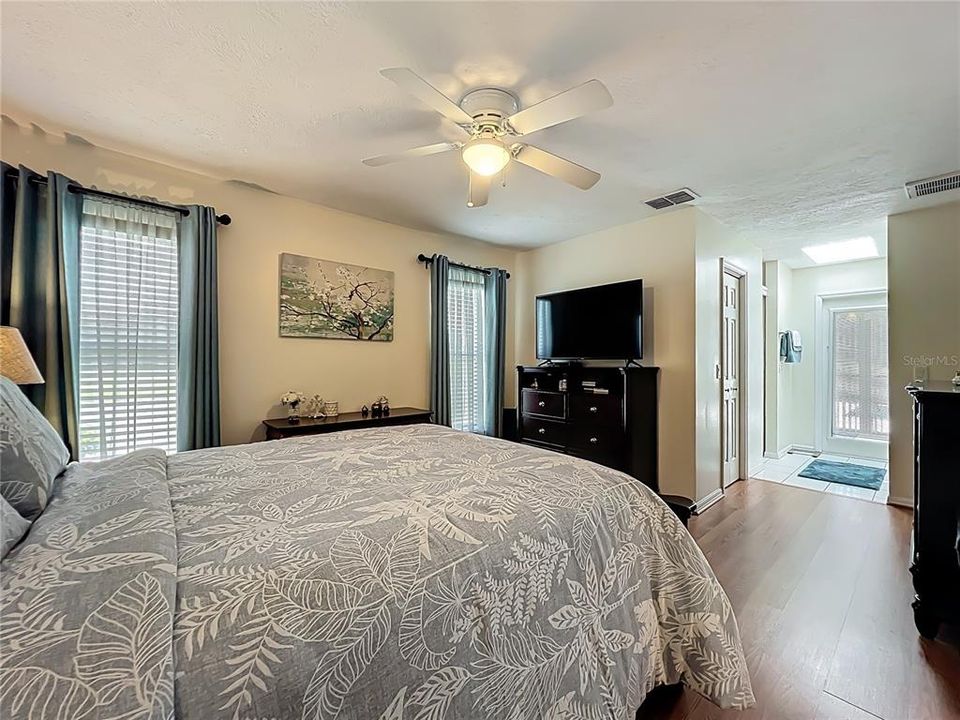 Activo con contrato: $374,000 (3 camas, 2 baños, 1651 Pies cuadrados)