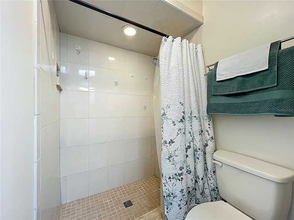 Activo con contrato: $374,000 (3 camas, 2 baños, 1651 Pies cuadrados)