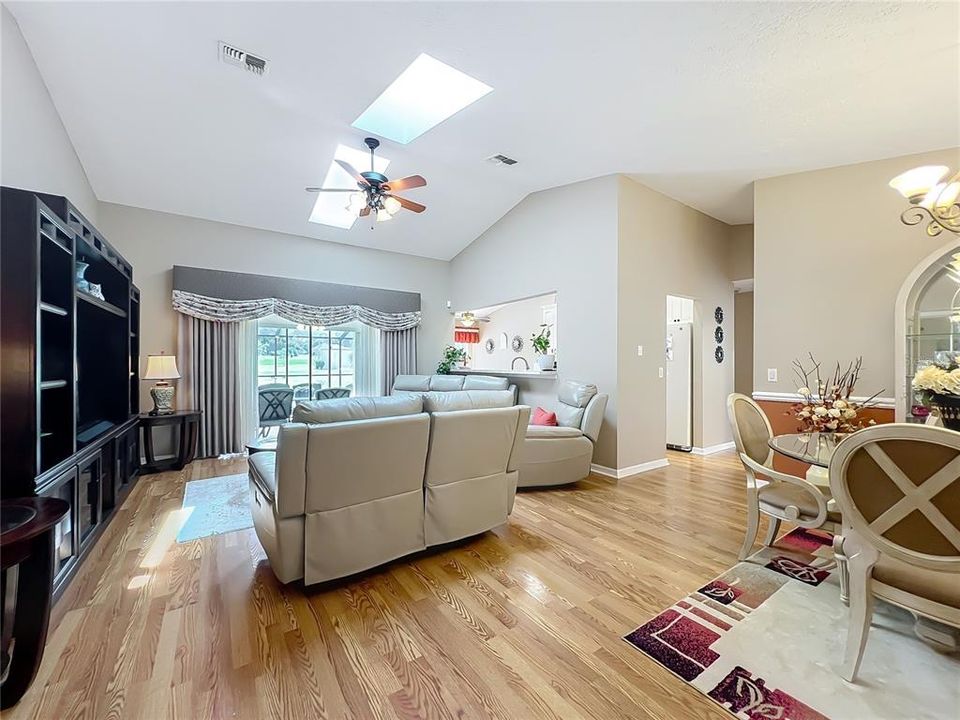 Activo con contrato: $374,000 (3 camas, 2 baños, 1651 Pies cuadrados)