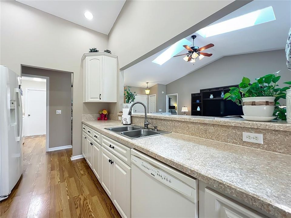 Activo con contrato: $374,000 (3 camas, 2 baños, 1651 Pies cuadrados)