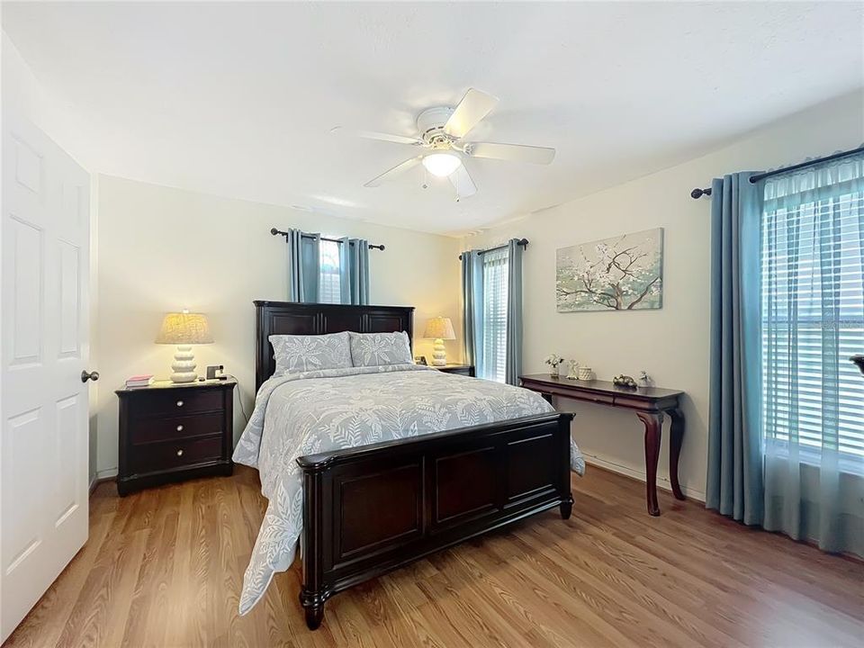 Activo con contrato: $374,000 (3 camas, 2 baños, 1651 Pies cuadrados)