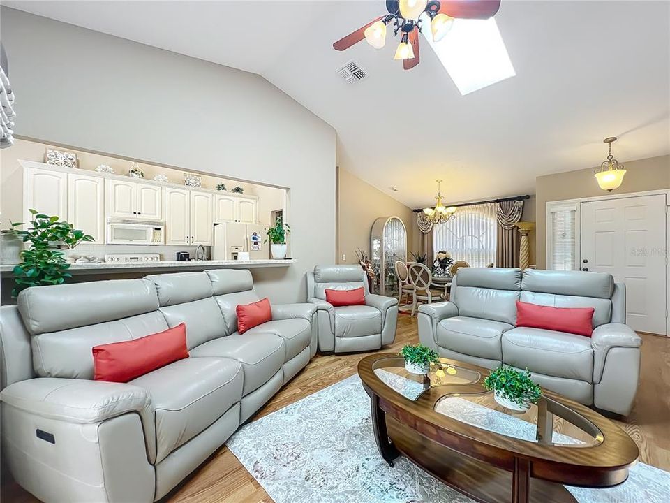 Activo con contrato: $374,000 (3 camas, 2 baños, 1651 Pies cuadrados)