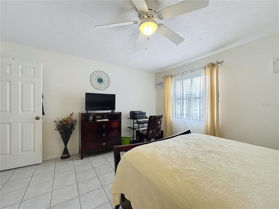 Activo con contrato: $374,000 (3 camas, 2 baños, 1651 Pies cuadrados)