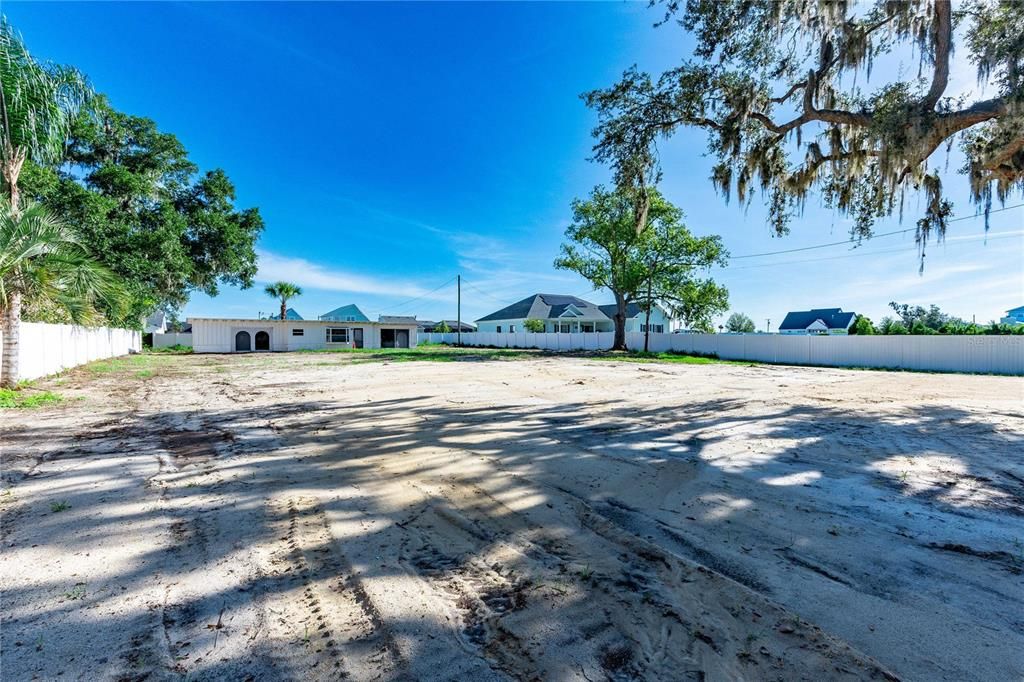 待售: $325,000 (0.46 acres)