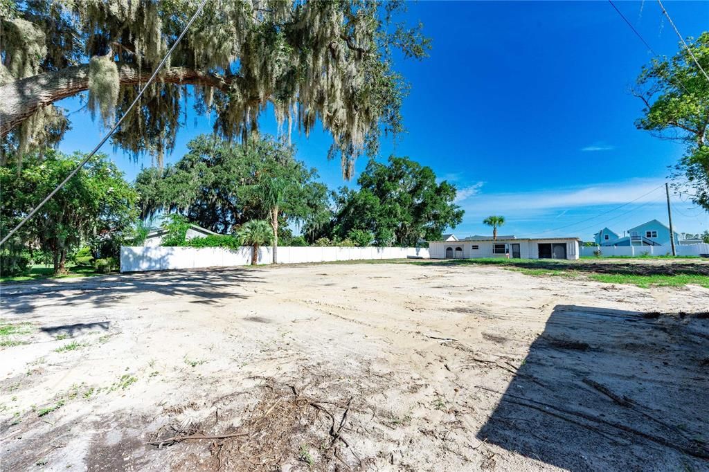 待售: $325,000 (0.46 acres)