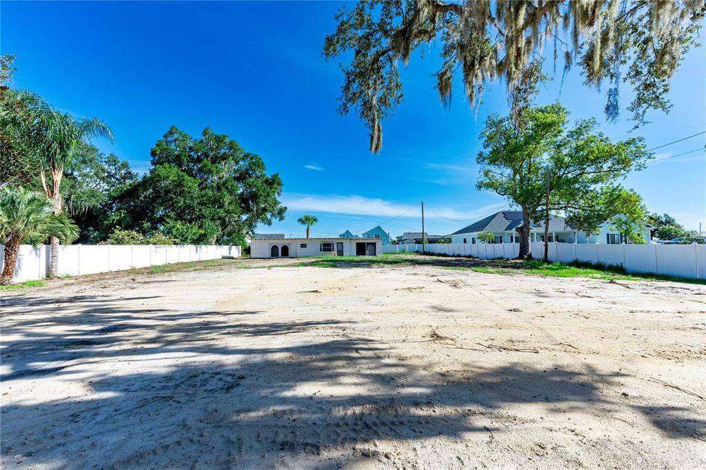 待售: $325,000 (0.46 acres)