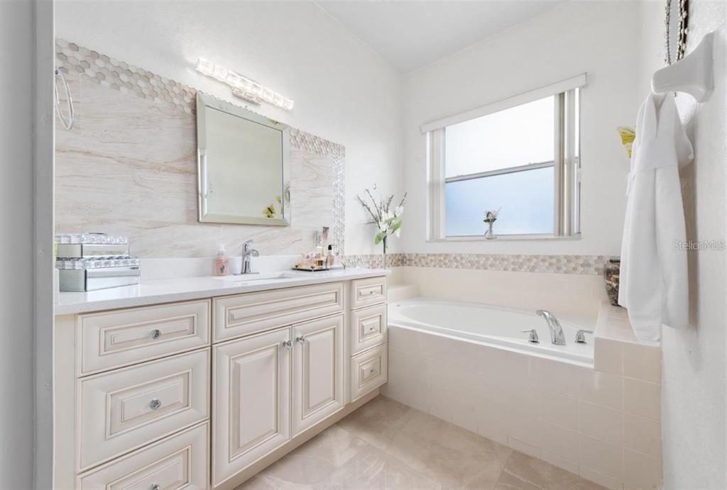 For Sale: $470,000 (4 beds, 2 baths, 2287 Square Feet)