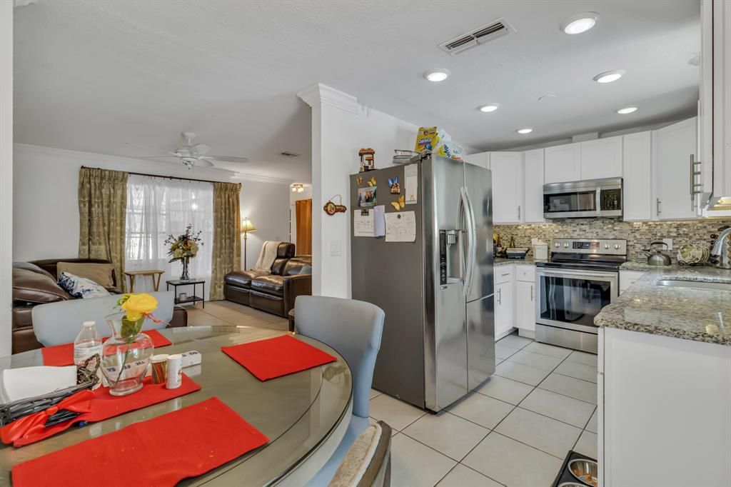 Под контрактом: $395,000 (3 спален, 2 ванн, 1176 Квадратных фут)