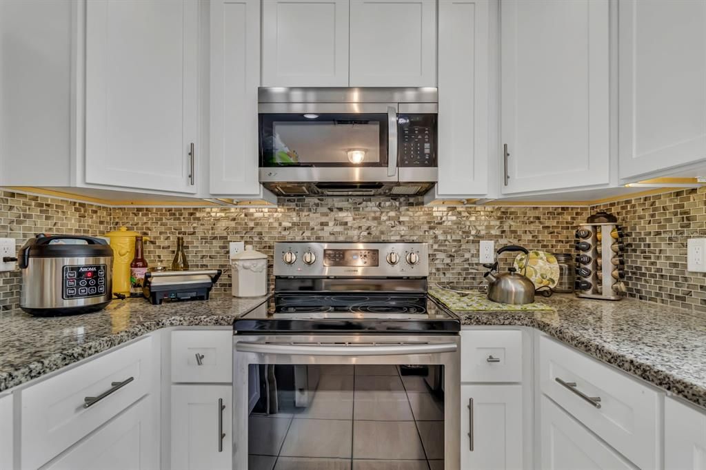 Под контрактом: $395,000 (3 спален, 2 ванн, 1176 Квадратных фут)