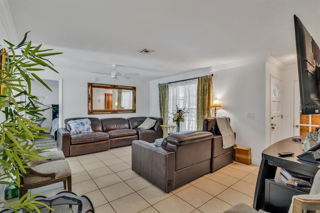 Под контрактом: $395,000 (3 спален, 2 ванн, 1176 Квадратных фут)