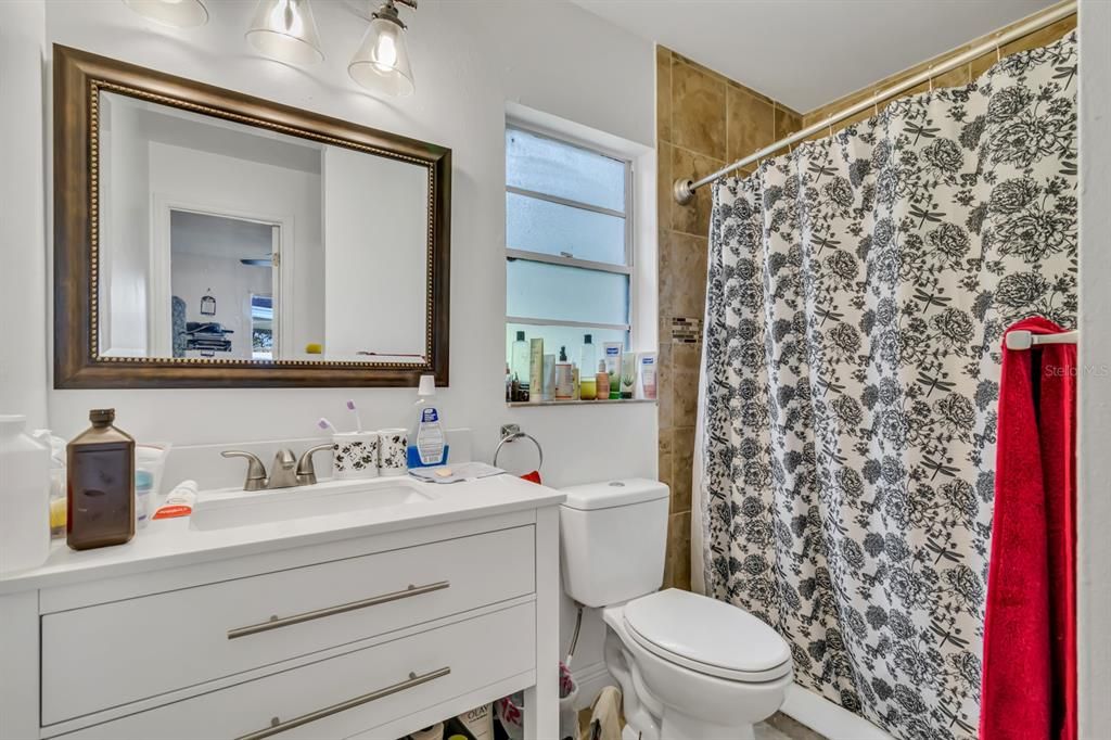 Под контрактом: $395,000 (3 спален, 2 ванн, 1176 Квадратных фут)