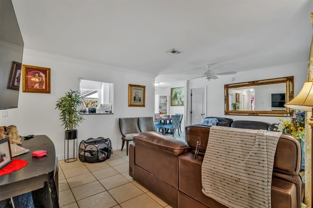 Под контрактом: $395,000 (3 спален, 2 ванн, 1176 Квадратных фут)