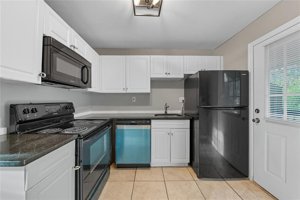 For Sale: $140,000 (2 beds, 1 baths, 899 Square Feet)