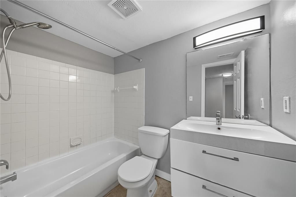 For Sale: $140,000 (2 beds, 1 baths, 899 Square Feet)