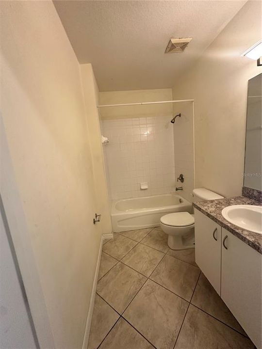 Activo con contrato: $1,690 (3 camas, 2 baños, 1200 Pies cuadrados)