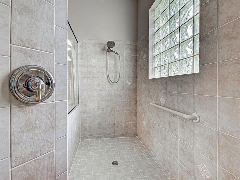 Activo con contrato: $724,000 (3 camas, 2 baños, 3041 Pies cuadrados)