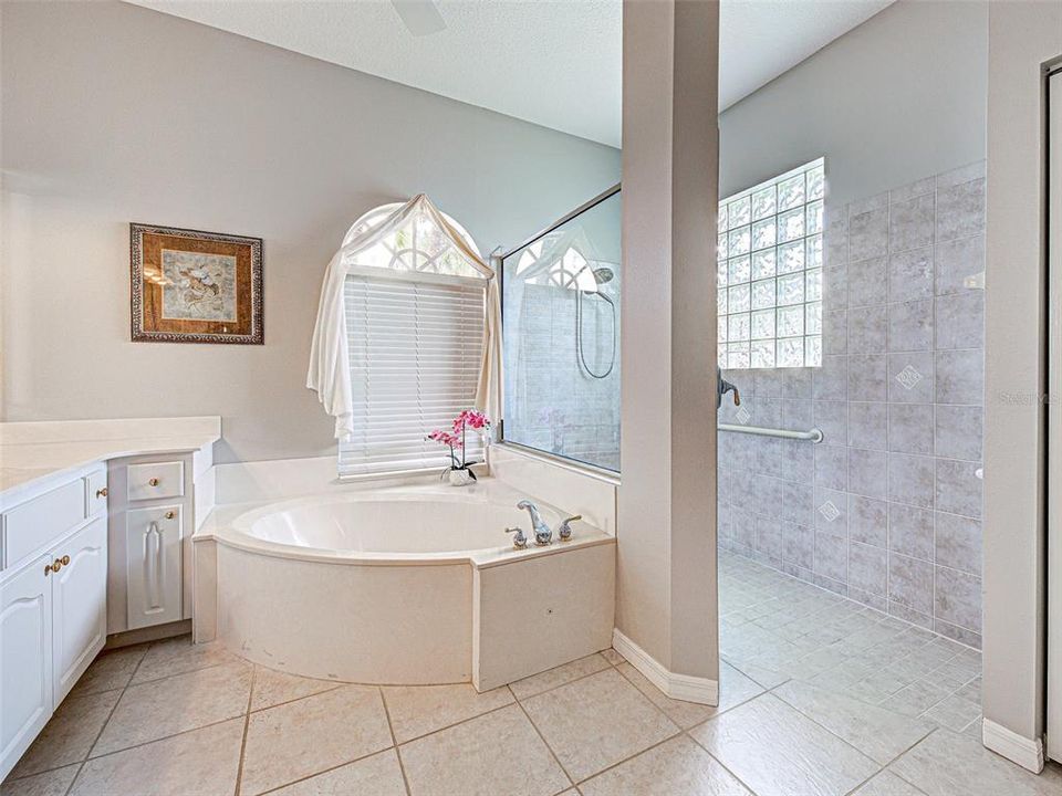 Activo con contrato: $724,000 (3 camas, 2 baños, 3041 Pies cuadrados)