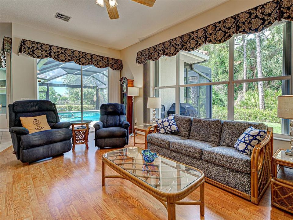 Activo con contrato: $724,000 (3 camas, 2 baños, 3041 Pies cuadrados)