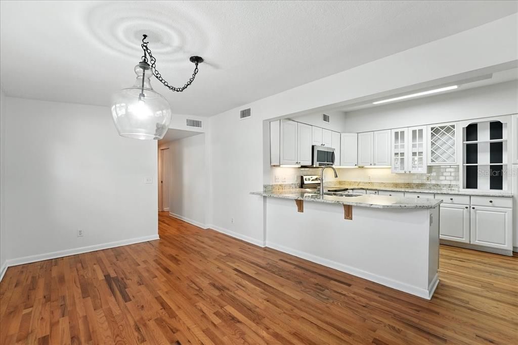 合同活跃: $3,295 (3 贝兹, 3 浴室, 1750 平方英尺)