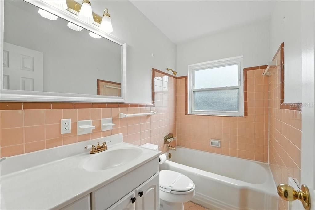 合同活跃: $3,295 (3 贝兹, 3 浴室, 1750 平方英尺)