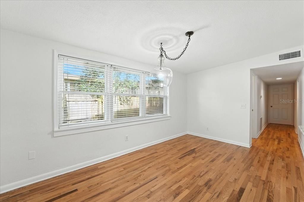 合同活跃: $3,295 (3 贝兹, 3 浴室, 1750 平方英尺)