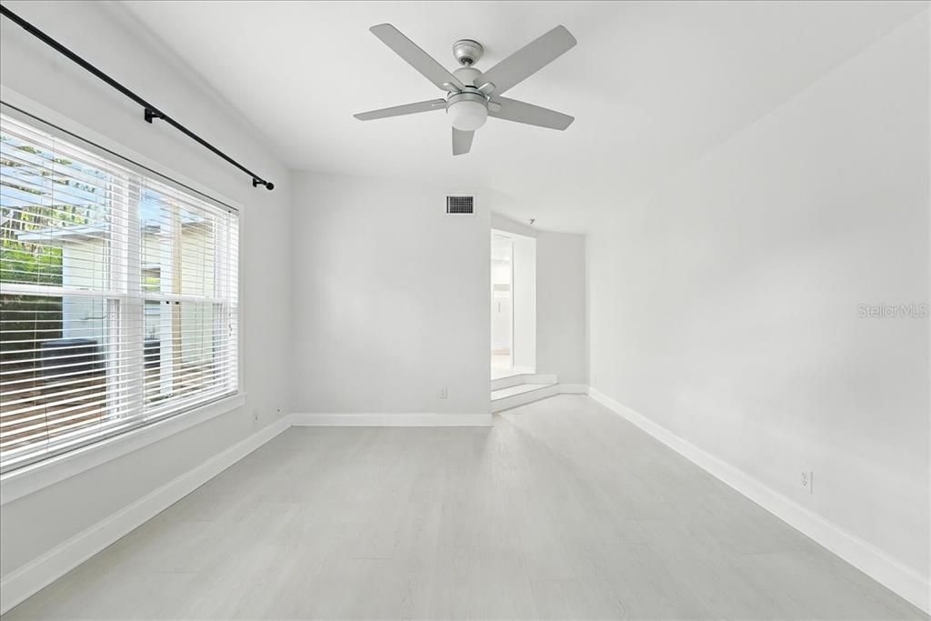 合同活跃: $3,295 (3 贝兹, 3 浴室, 1750 平方英尺)