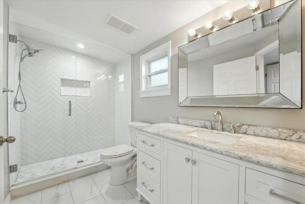 合同活跃: $3,295 (3 贝兹, 3 浴室, 1750 平方英尺)