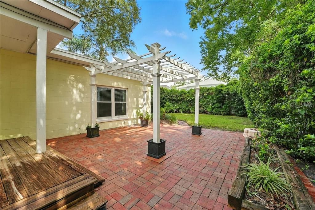 合同活跃: $3,295 (3 贝兹, 3 浴室, 1750 平方英尺)