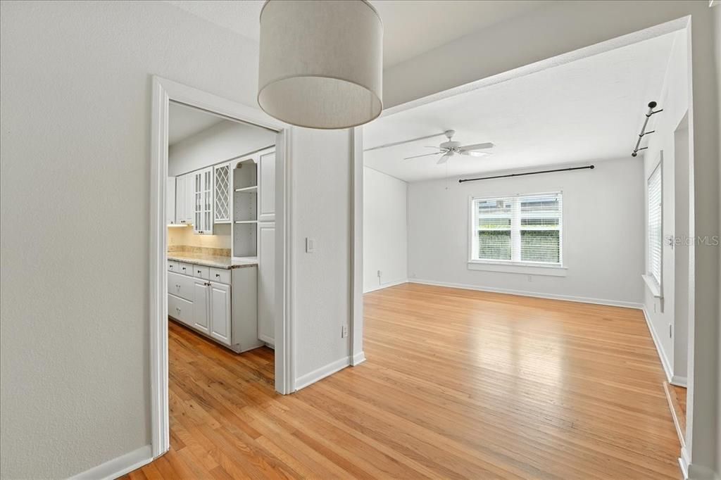 合同活跃: $3,295 (3 贝兹, 3 浴室, 1750 平方英尺)