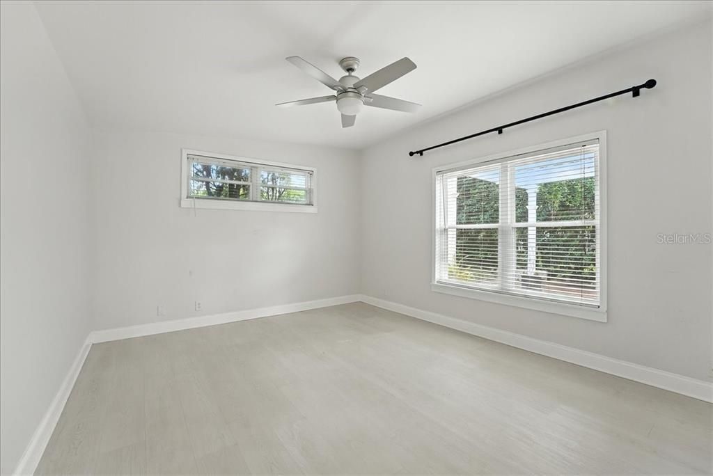 合同活跃: $3,295 (3 贝兹, 3 浴室, 1750 平方英尺)