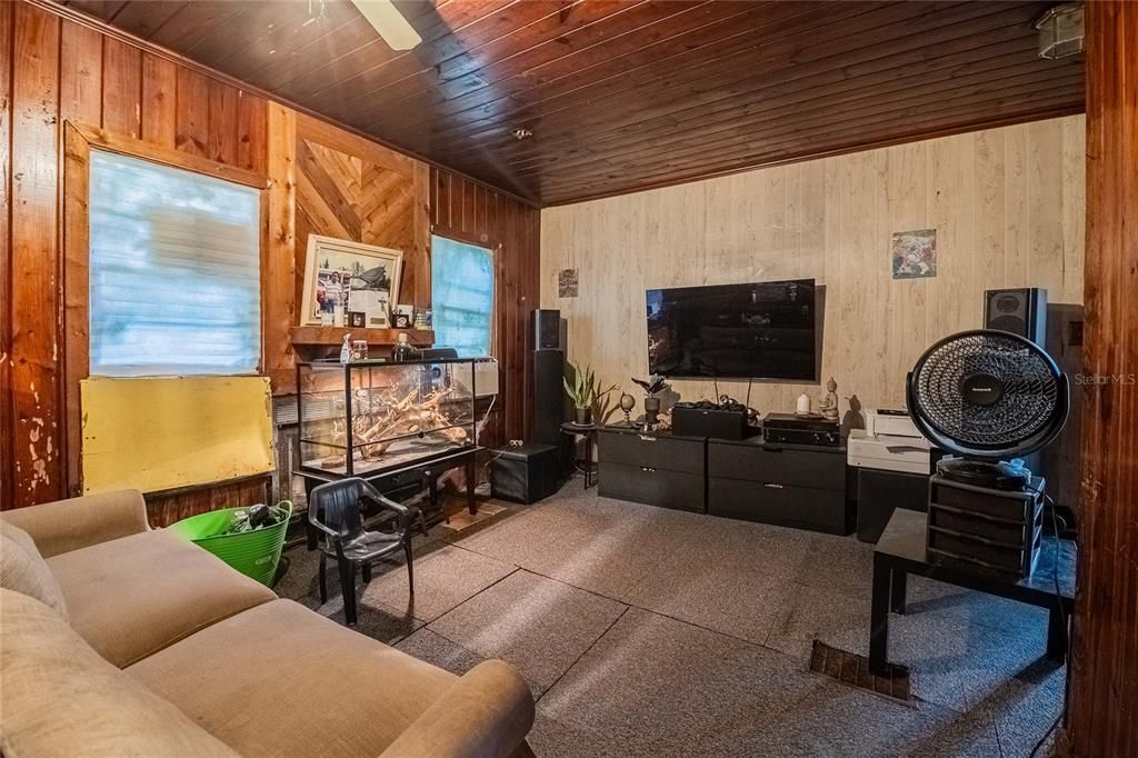 Active With Contract: $119,000 (3 beds, 1 baths, 754 Square Feet)